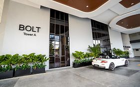 Skyscraper 65 Kl Highest Outdoor Bathtub Luxury Lavish Designer Suite Penthouse Lv65