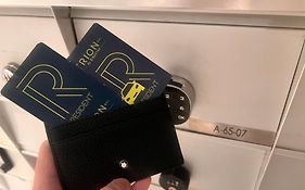 Skyscraper 65 Kl Highest Outdoor Bathtub Luxury Lavish Designer Suite Penthouse Lv65